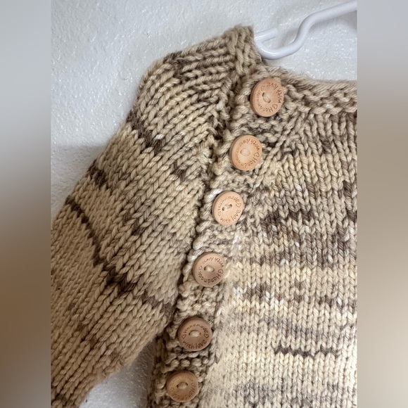 Beautiful and well made hand made sweater. Size 3t - Picture 2 of 4